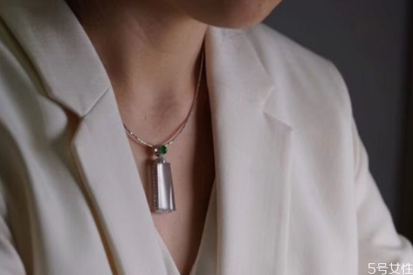 穿卫衣项链要放在外面吗，穿卫衣项链怎么戴