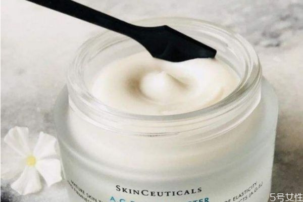 脸上搓泥是护肤品用多了吗，用完护肤品脸上搓泥怎么办