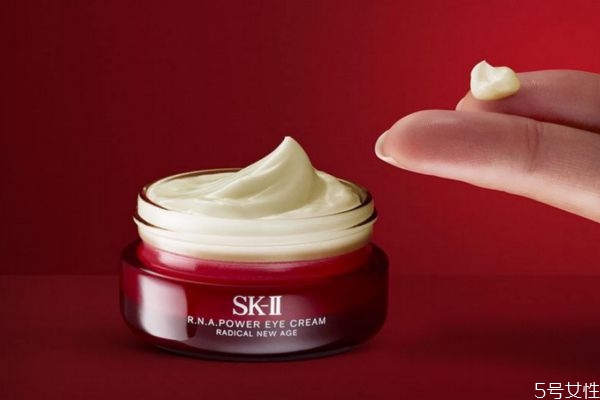 有脂肪粒可不可以涂眼霜，先用精华还是先用眼霜