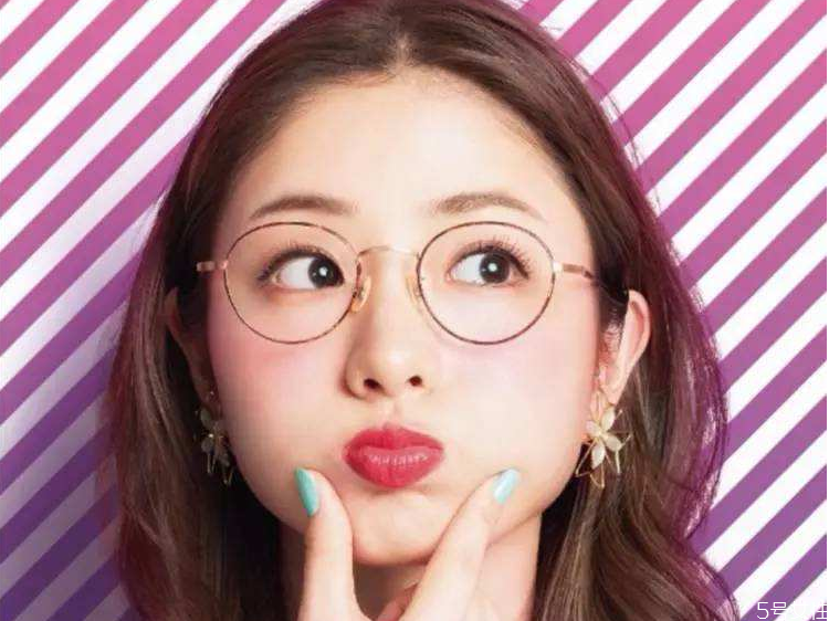 戴眼镜怎么化眼妆，戴眼镜怎么化妆好看