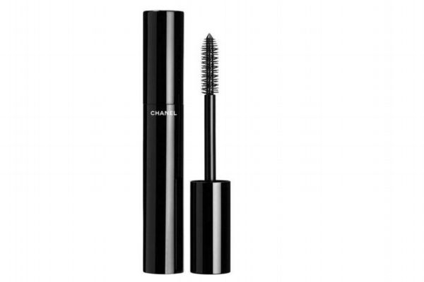 睫毛膏刷过睫毛发白怎么回事，睫毛膏使用雷区