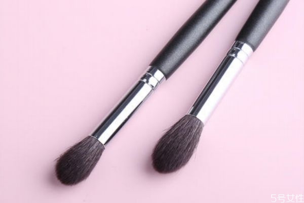 鼻影刷可以用来画眼影吗，鼻影刷斜角和火苗哪个好用
