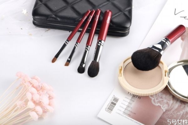 化妆刷有没有保质期，化妆刷是越扎实蓬松越好吗