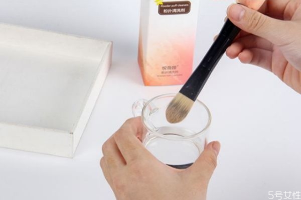 化妆刷可以用什么清洗，化妆刷买回来直接用吗