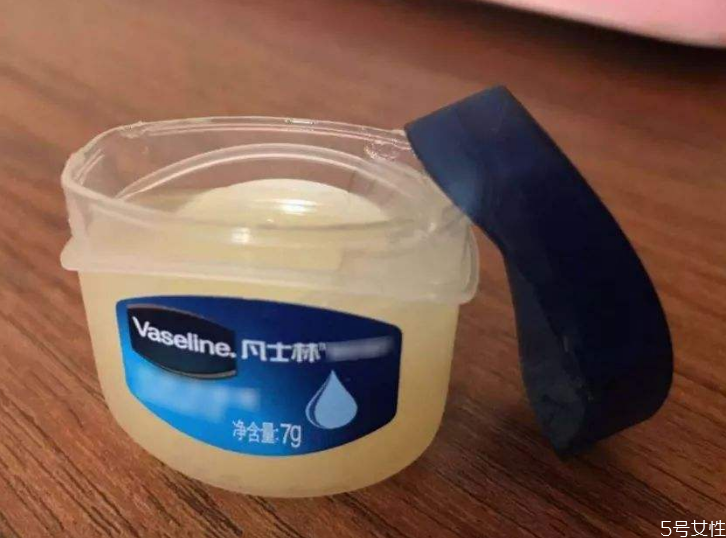 凡士林可以涂着过夜吗，​凡士林用水能洗掉吗