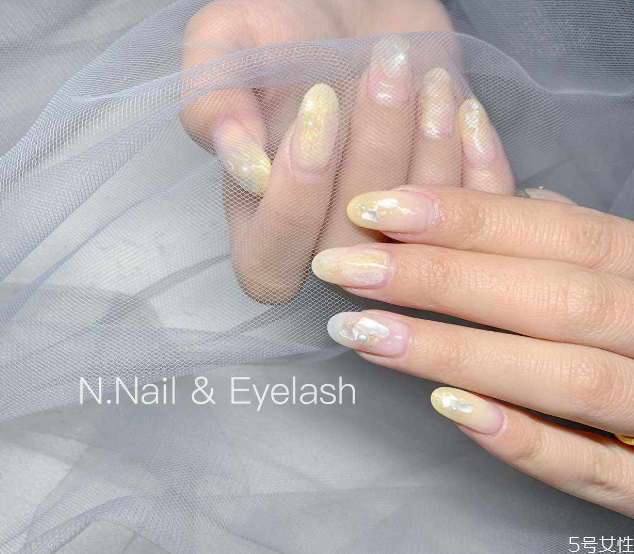 延长甲跟甲片有什么区别，做完延长甲上色要涂底胶吗