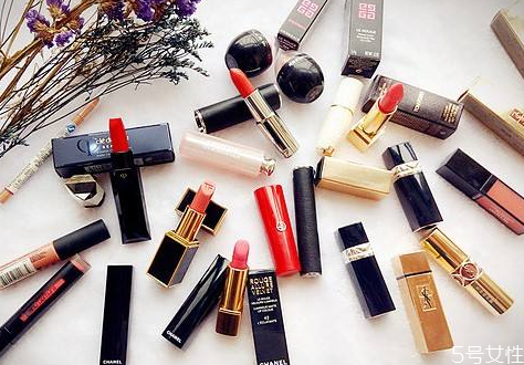 男生送女生口红合适吗，没确定关系能送口红吗