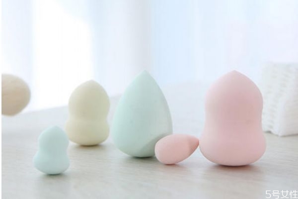 湿粉扑可以用来做什么，打湿粉扑应该用什么水