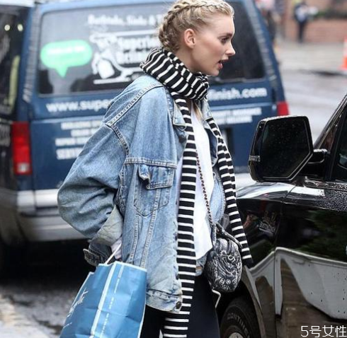 牛仔外套发黄怎么清洗，牛仔外套为什么会发黄