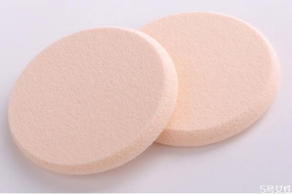 气垫粉扑第一次用要沾水吗，用粉扑之前是不是沾水