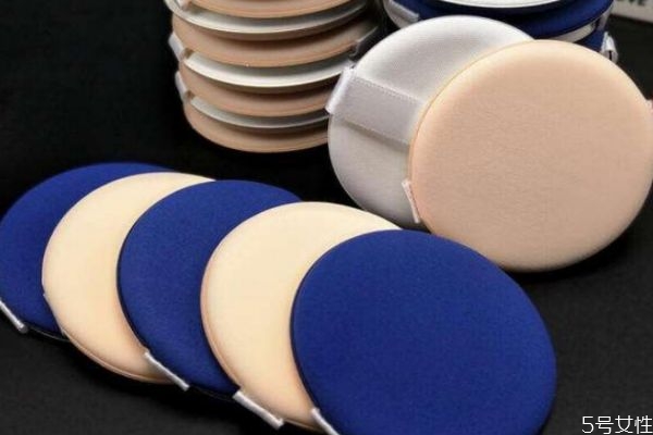粉扑是用绒面还是海绵，粉扑是按压还是擦
