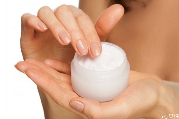 面霜乳霜凝霜的区别，乳霜和凝霜哪个更保湿