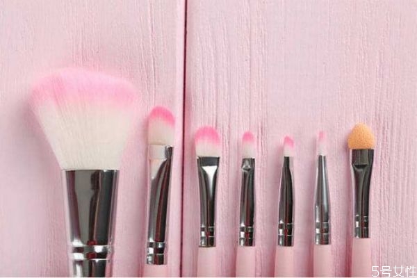 化妆刷可以用洗面奶洗吗，化妆刷能用来干洗吗