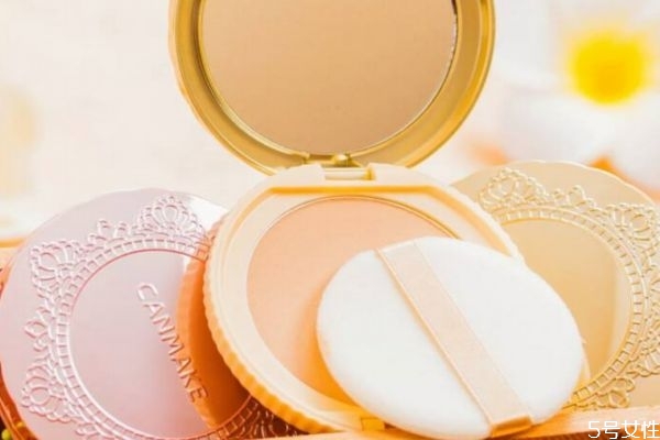 毛孔粗大适合用散粉还是粉饼，选择合适的产品很重要
