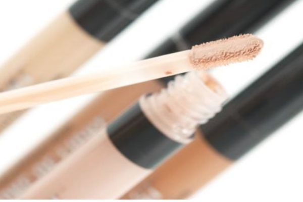 脸上有雀斑用什么遮瑕合适，遮雀斑最好的遮瑕东西