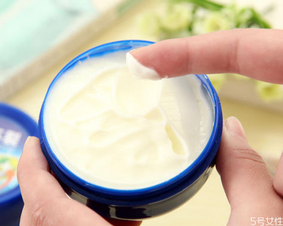 厚涂凡士林可以去黑头吗，凡士林擦脸会堵塞毛孔吗