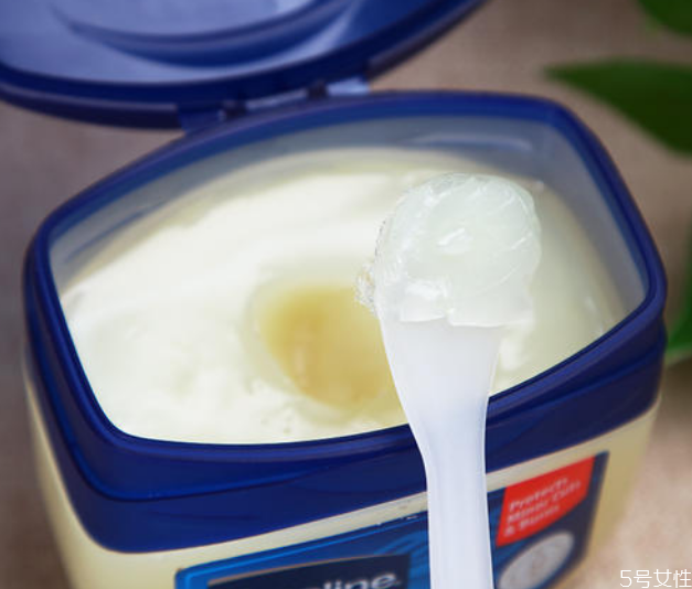 凡士林可以卸妆吗，怎么用凡士林卸妆