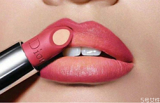 涂唇膏的正确方法，唇膏旋转的失灵了怎么办