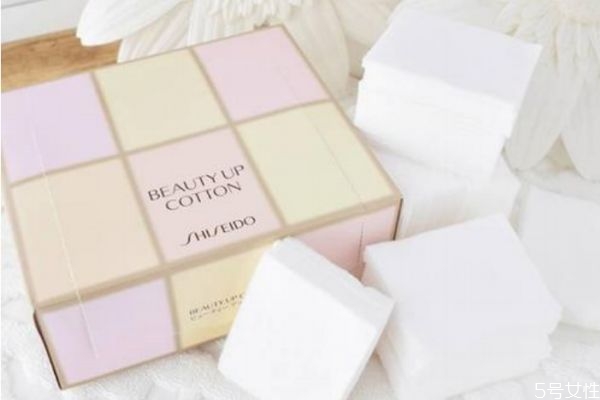 化妆棉会把爽肤水吸走吗，擦爽肤水一定要用化妆棉吗，