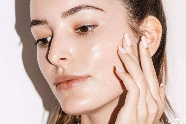 粉底液会闷痘痘吗，粉底液闷痘怎么补救