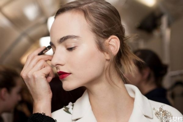 化妆后能热气蒸脸吗，蒸脸的注意事项