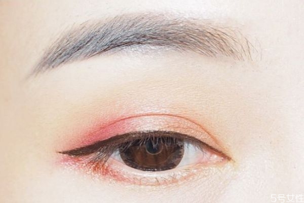 画下眼线要用眼线笔还是眼线液，画下眼线技巧
