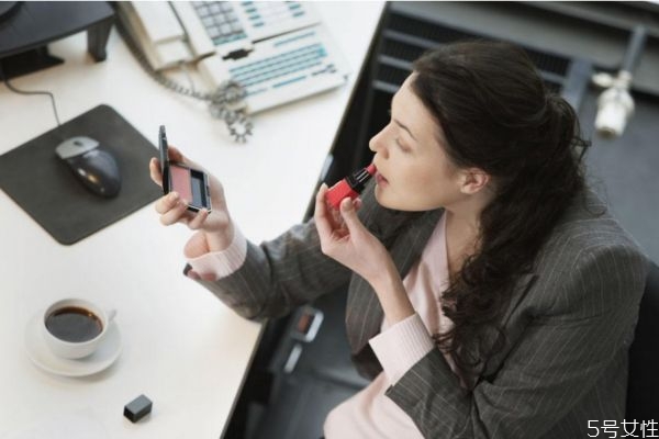 补妆用什么补好，如何补妆自然不卡粉