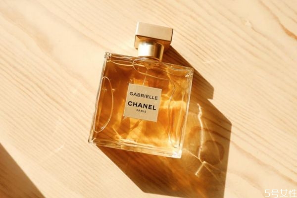 香水喷多了熏人怎么办，香水喷的太浓怎么办