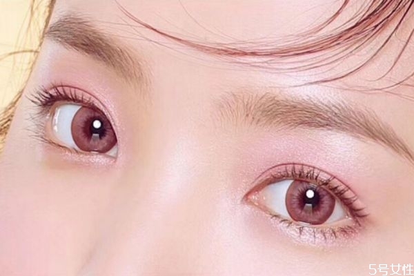 戴隐形眼镜可以哭吗，为什么戴美瞳总是眨眼