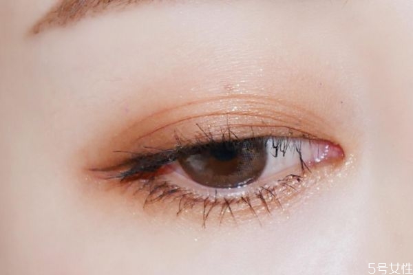 长期戴美瞳眼睛会怎样，美瞳戴不进去有什么好的办法吗