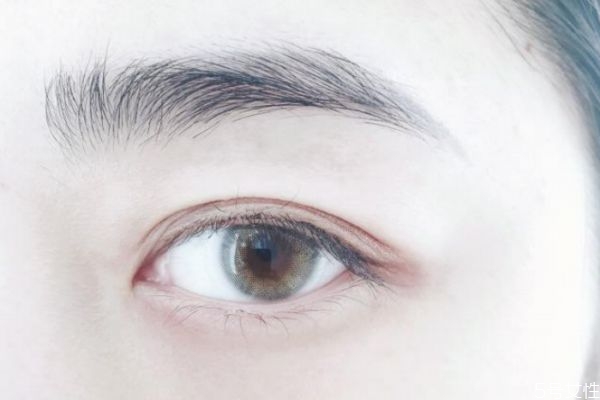 美瞳滑片了还可以带吗，美瞳滑片危害