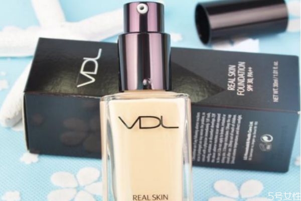 为什么抹了粉底会长痘痘，为什么抹完粉底后皮肤会翘皮