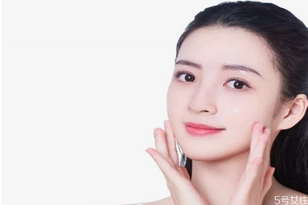 为什么女性月经前爱长痘，月经期间长痘痘怎么办