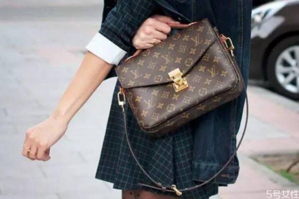 lv邮差包怎么打开，lv邮差包怎么打开扣上