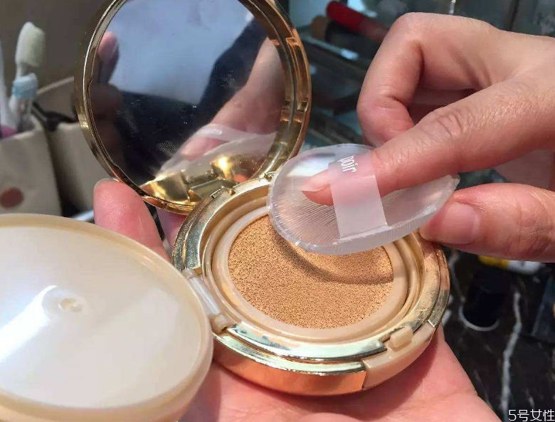 硅胶粉扑哪一面是正面，硅胶粉扑可以用气垫吗