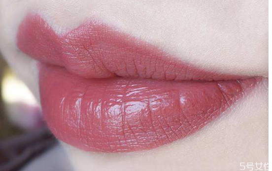 厚嘴唇适合涂豆沙色吗，厚嘴唇怎么涂口红显白