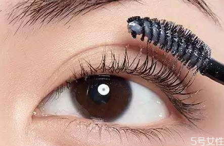 卸睫毛膏进眼睛怎么办，怎么卸睫毛膏不进眼睛