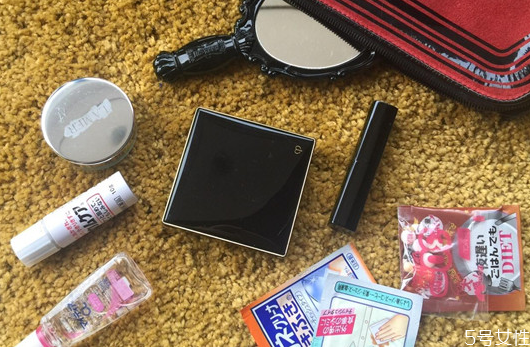 女生化妆包里有什么，女生出门必备物品