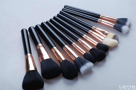 化妆刷能用美妆蛋清洗液洗吗，化妆刷变硬的原因