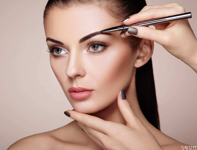 眉笔为什么一擦就掉了，眉笔为什么会发白