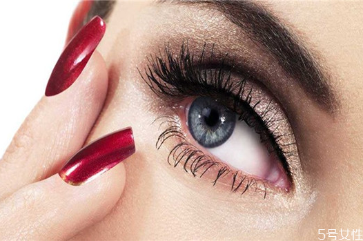 嫁接睫毛胶水弄到衣服上怎么去除，嫁接睫毛胶水如何卸掉