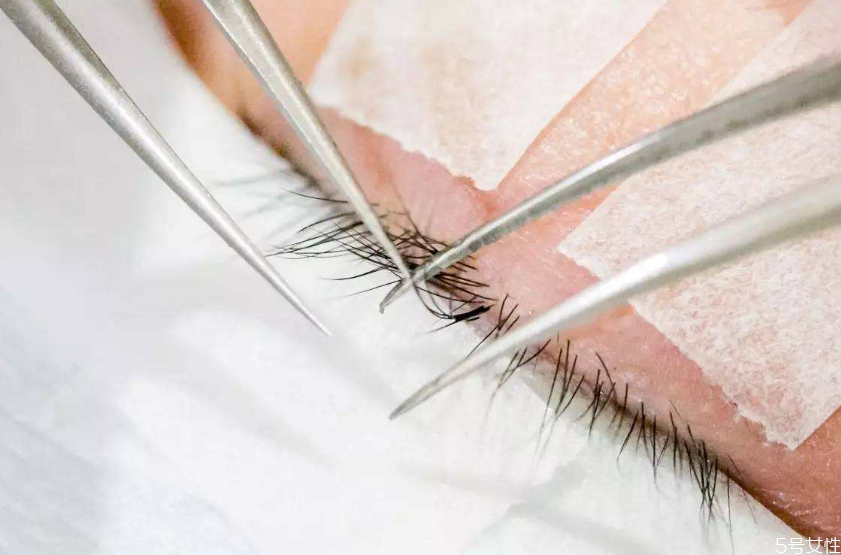 嫁接睫毛多久补第二次，嫁接睫毛什么时候补