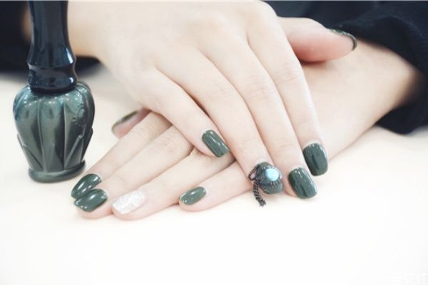 美甲磁铁丢了可以用什么代替，美甲猫眼磁铁磁的用法