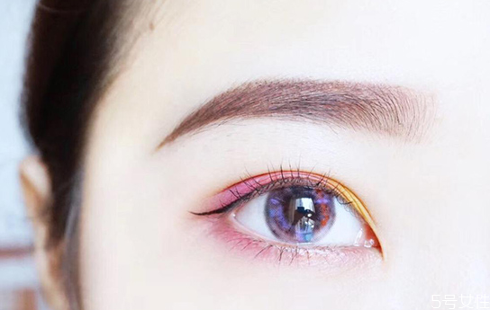 美瞳贴太紧怎么取下来，美瞳怎么用吸棒吸下来