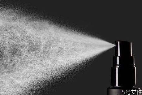 爽肤水喷雾可以定妆吗，爽肤水喷雾如何定妆