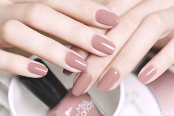 做美甲一年不许超过几次，经常做美甲手会黑吗