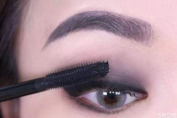 烟熏妆什么颜色好，画烟熏妆的注意事项
