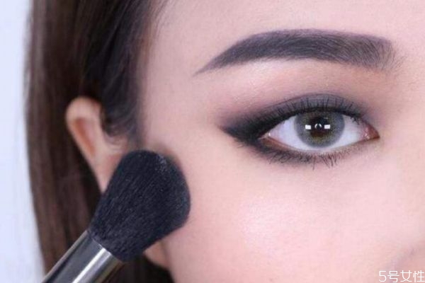 单眼皮烟熏妆要用什么眼影，画单眼皮烟熏妆的注意事项