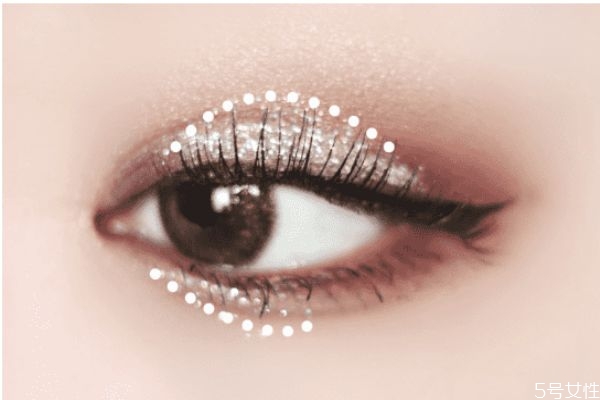 烟熏妆适合哪些人，怎么画小烟熏眼妆