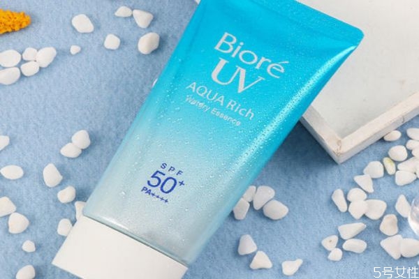 防晒霜多久补涂一次，正确补擦防晒霜的方法